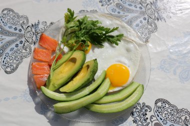 Yemek masada duruyor    