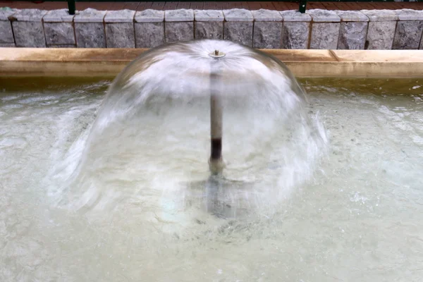 Dans l'eau de la fontaine qui coule — Photo