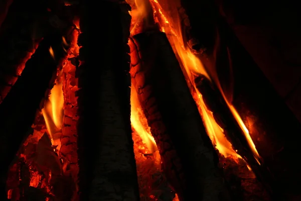 Imágenes: quema de leña | en la estufa que quema leña de abedul — Foto