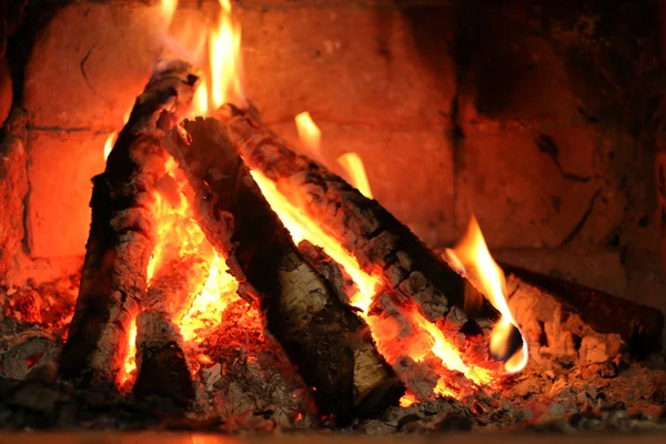 Huş yakacak odun yanan şömine — Stok fotoğraf