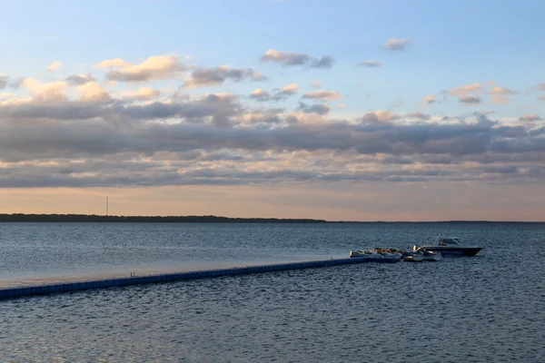 Amanecer en el lago Naroch — Foto de Stock