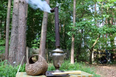 bir semaver çay kaynar   