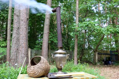 bir semaver çay kaynar   