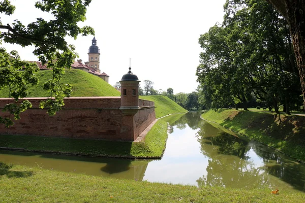 Zamek w Nieświeżu na rzece Usha — Zdjęcie stockowe