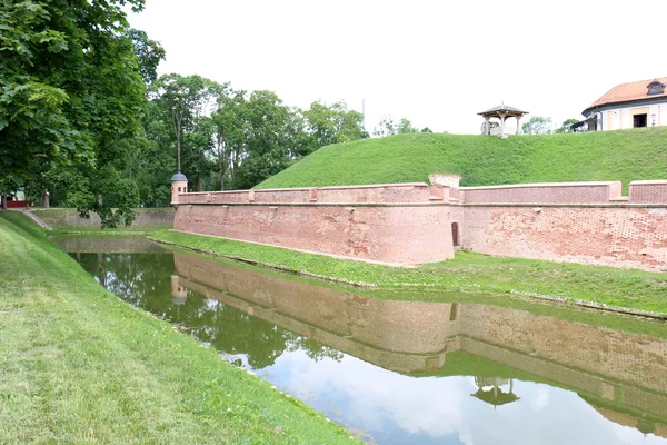 Castelo de Nesvizh no rio Usha — Fotografia de Stock
