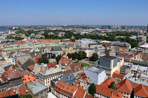 Domy a střechy z Rigy — Stock fotografie