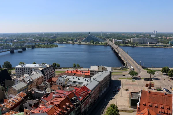 Häuser und Dächer der Riga Stockfoto