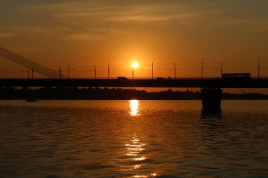 Günbatımı Daugava Nehri üzerinde 