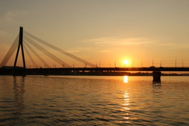 Günbatımı Daugava Nehri üzerinde 