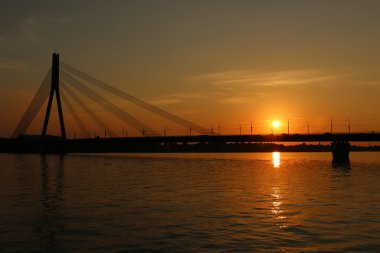 Günbatımı Daugava Nehri üzerinde 