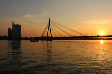 Günbatımı Daugava Nehri üzerinde 