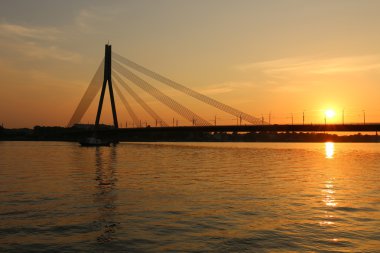 Günbatımı Daugava Nehri üzerinde 