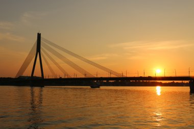 Günbatımı Daugava Nehri üzerinde 