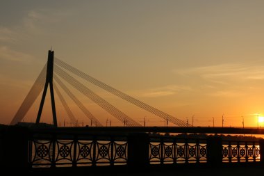 Günbatımı Daugava Nehri üzerinde 