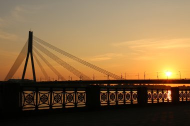 Günbatımı Daugava Nehri üzerinde 
