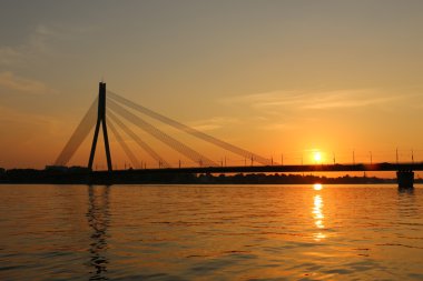 Günbatımı Daugava Nehri üzerinde 