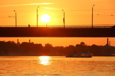 Günbatımı Daugava Nehri üzerinde 