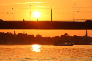 Günbatımı Daugava Nehri üzerinde 