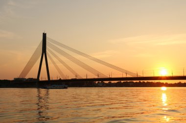 Günbatımı Daugava Nehri üzerinde 