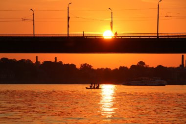 Günbatımı Daugava Nehri üzerinde 