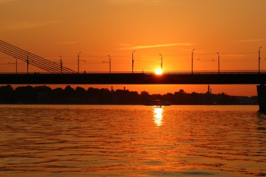 Günbatımı Daugava Nehri üzerinde 