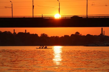 Günbatımı Daugava Nehri üzerinde 