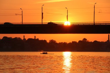 Günbatımı Daugava Nehri üzerinde 