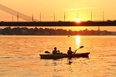 Günbatımı Daugava Nehri üzerinde 