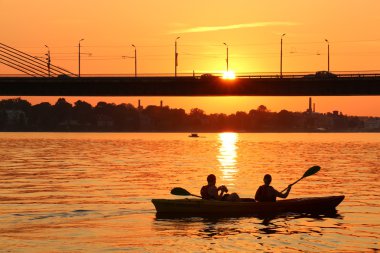 Günbatımı Daugava Nehri üzerinde 