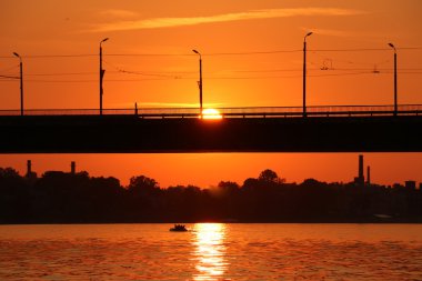 Günbatımı Daugava Nehri üzerinde 