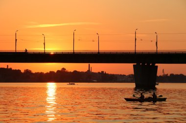 Günbatımı Daugava Nehri üzerinde 