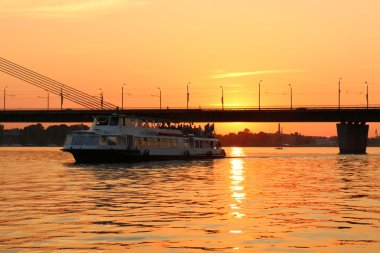 Günbatımı Daugava Nehri üzerinde 
