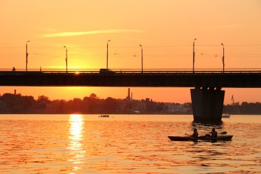 Günbatımı Daugava Nehri üzerinde 