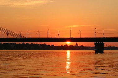 Günbatımı Daugava Nehri üzerinde 