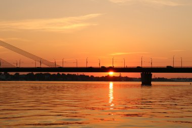 Günbatımı Daugava Nehri üzerinde 