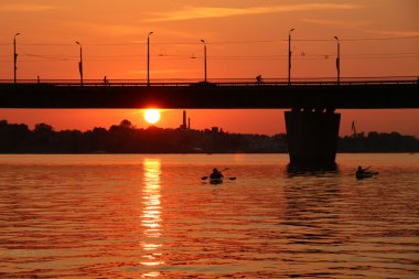 Günbatımı Daugava Nehri üzerinde 