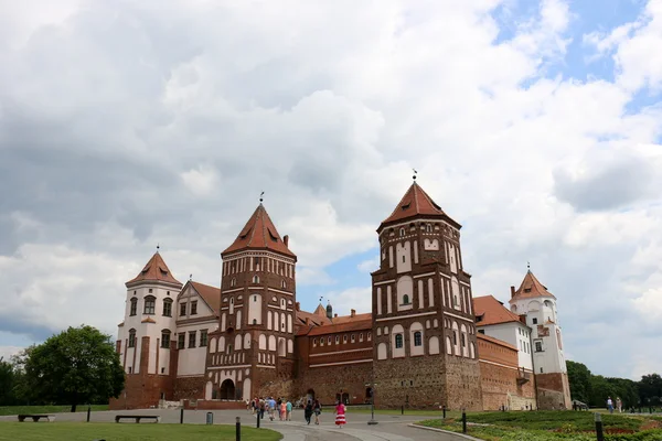 Castillo de Mir es un monumento de la arquitectura — Foto de Stock