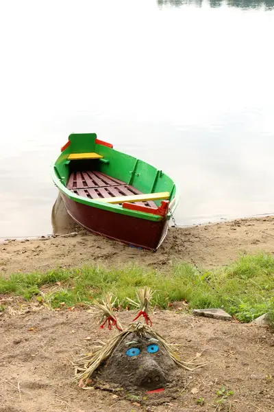 O barco está no cais — Fotografia de Stock