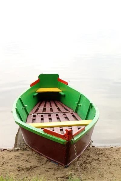 O barco está no cais — Fotografia de Stock