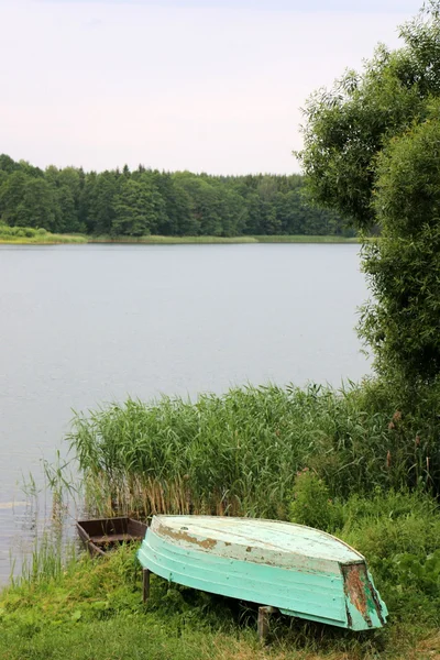 Das Boot liegt am Pier — Stockfoto