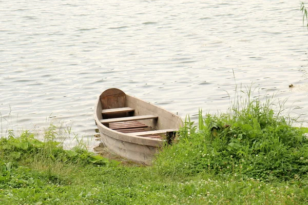 The boat is at the pier — Stock Photo, Image