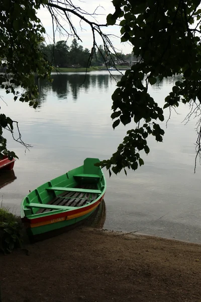 The boat is at the pier — Stock Photo, Image