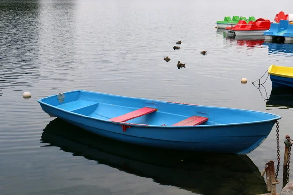Лодка имеет на пирсе — стоковое фото