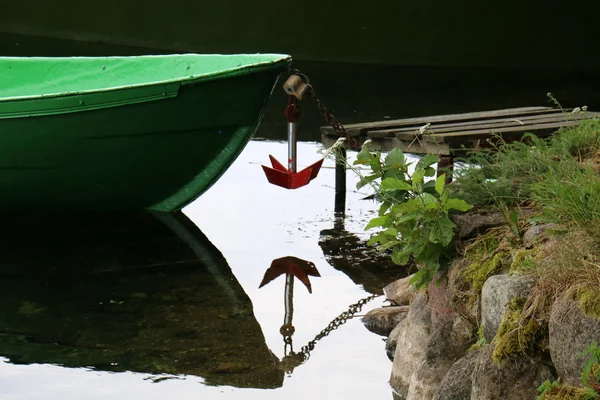 Das Boot liegt am Pier — Stockfoto