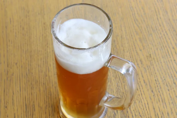 Bier im Becher — Stockfoto