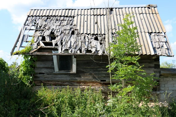 Старый деревенский дом — стоковое фото