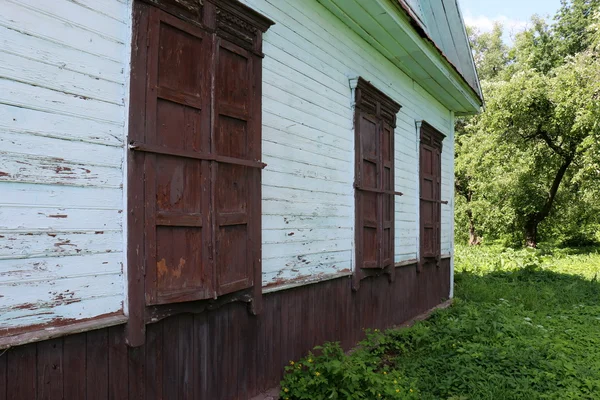 Miejskich okna patrzą na nas — Zdjęcie stockowe