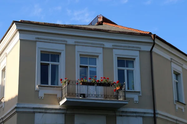 Fenêtre urbaine nous regardant — Photo