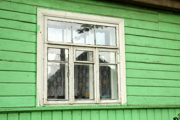 Stadtfenster beobachtet uns — Stockfoto