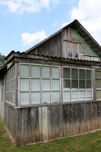 Ventana urbana mirándonos — Foto de Stock